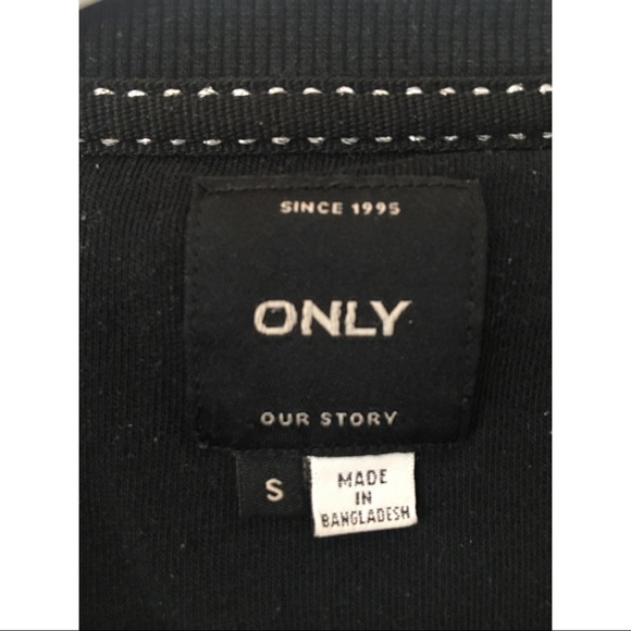 ONLY Red Velvet Heart Detail Black Sweatshirt - Picture 5 of 7